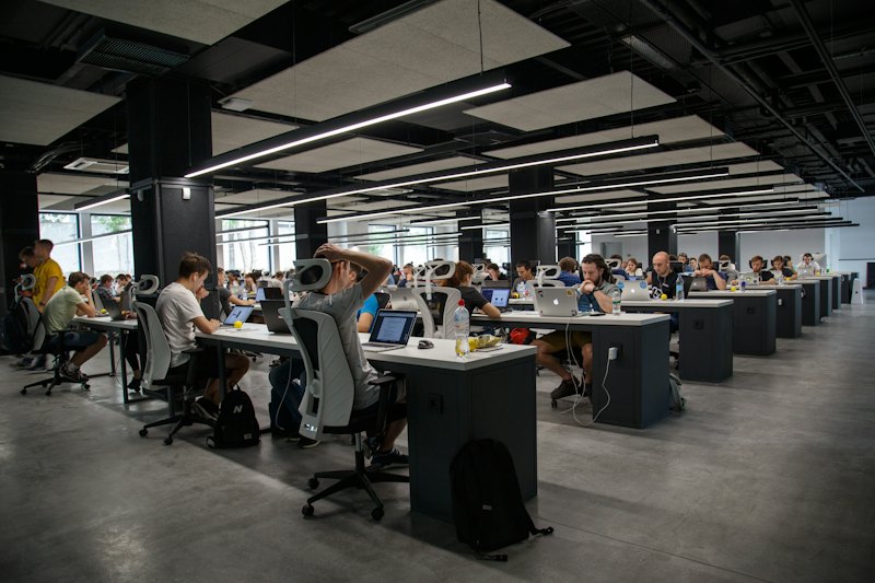 开放式办公室中的自由职业工作区